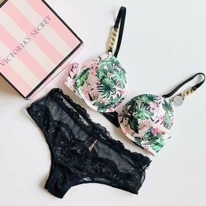 32C SMALL Victoria’s Secret black bra set